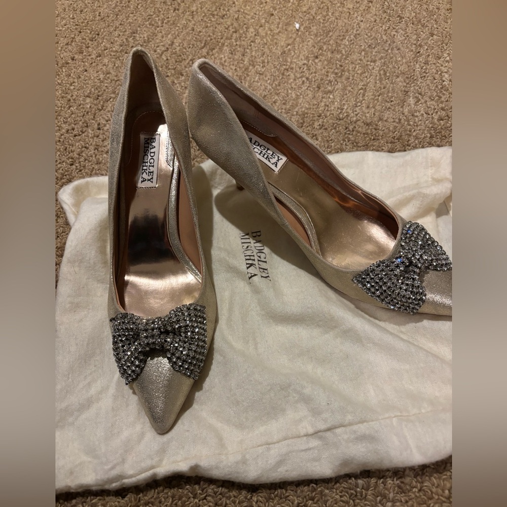 NEW Badgley Mischka Gold Pointed Tow Embellished Bow Heels Pumps Size 8